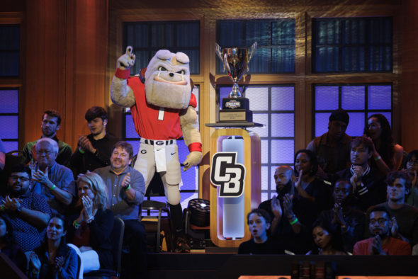 Calificaciones de TV del viernes: Capital One College Bowl, Shark Tank, Penn & Teller: Fool Us, The Price is Right at Night, Friday Night Smackdown