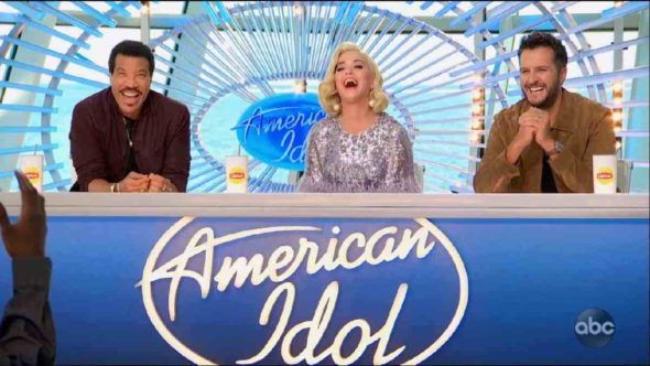 American Idol sjónvarpsþáttur á ABC: hætt við eða endurnýjaður?