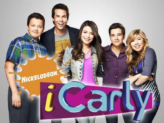 Noah Munck, Jerry Trainor, Miranda Cosgrove, Nathan Kress ir Jennette McCurdy „iCarly“ svetainėje „Nickelodeon“. Nuotrauka: Williamsas + Hirakawa / Nickelodeonas. 2010 m. „Viacom, International, Inc.“. Visos teisės saugomos